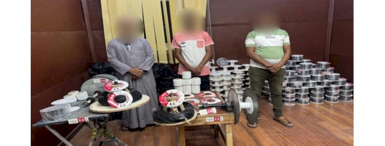 ضبط 3 أشخاص أداروا مصنعًا بدون ترخيص لتصنيع الأسلاك الكهربائية مجهولة المصدر