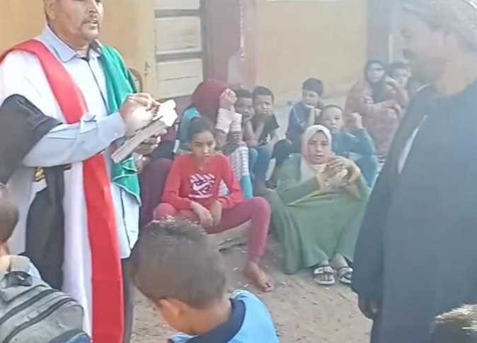 مدارس المنيا الأطفال في أول مرحلة تعليمية بالهدايا وعلم مصر