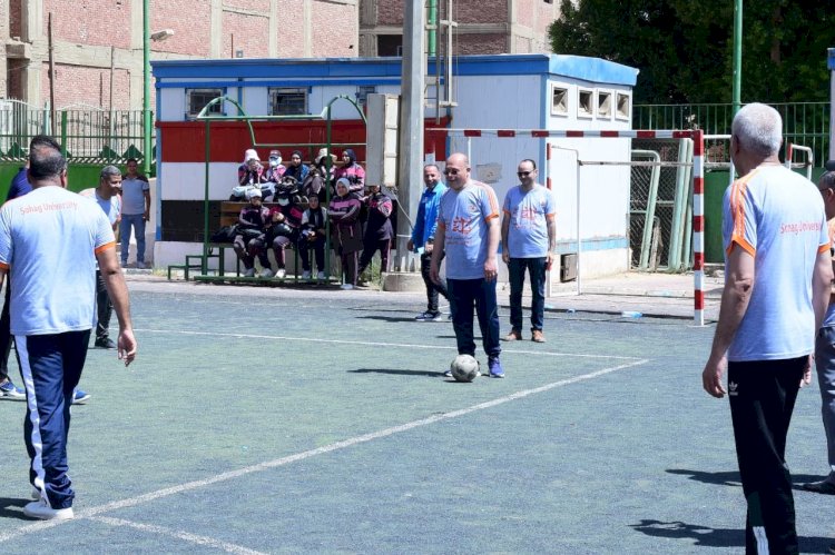 ضمن المبادرة الرئاسية "بداية".. النعماني يطلق مبادرة "100 يوم رياضة " ويشارك طلابه في فعاليات الأنشطة الرياضية المختلفة بجامعة سوهاج