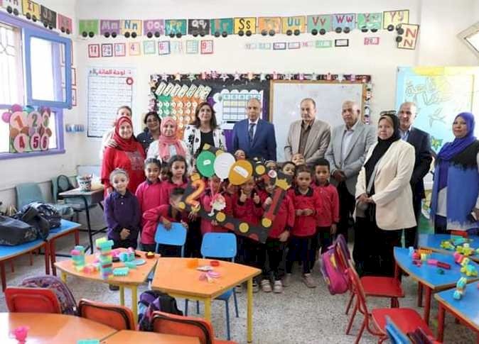 «تعليم المنيا»: انتظام الدراسة في اليوم الثاني.. والمحافظ يلتقي عددًا من التلاميذ 