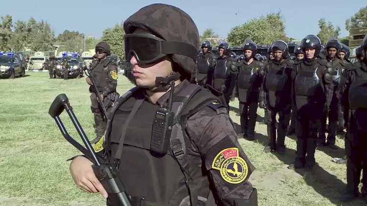 القبض على عدة أشخاص بحوزتهم أسلحة وطلقات نارية وأسلحة بيضاء مواد مخدرة