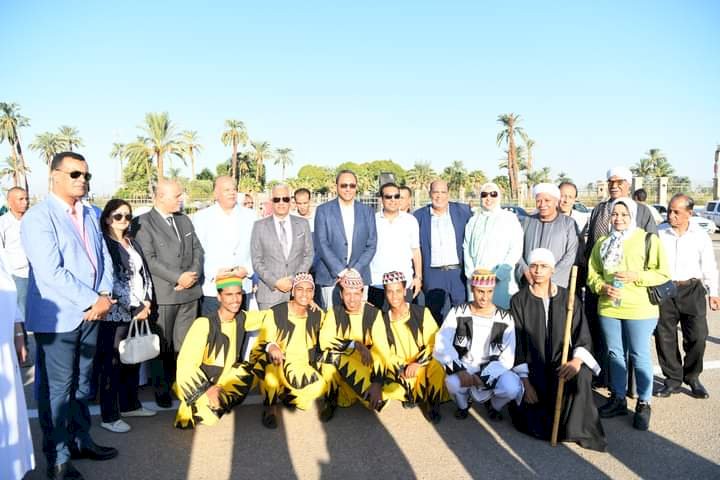 وسط حضور من السائحين .. محافظ قنا يشهد الاحتفال بيوم السياحة العالمي بمعبد دندرة