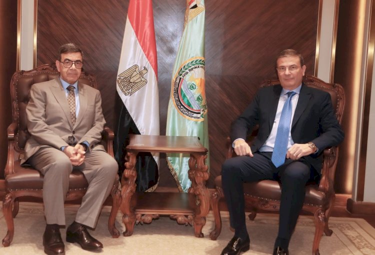 وزير الزراعة يستقبل نقيب الاطباء البيطريين