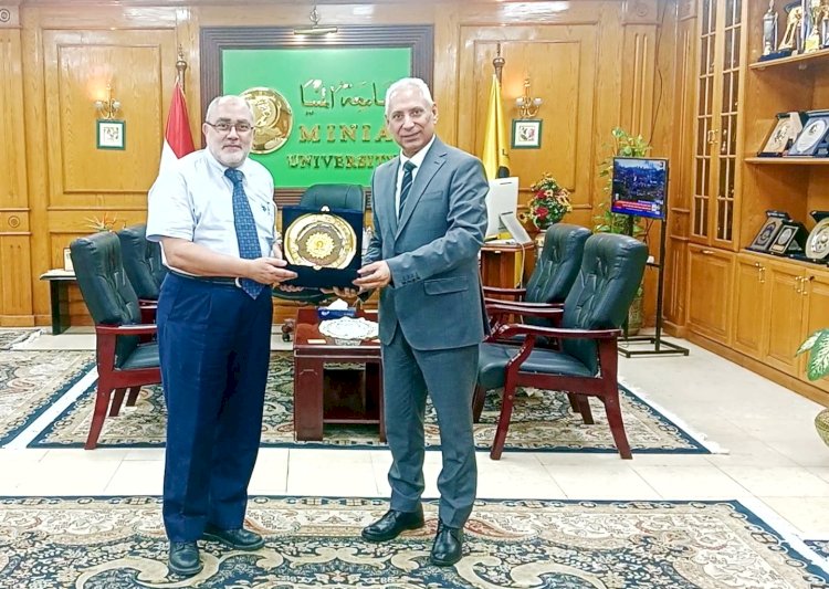 رئيس جامعة المنيا يستقبل د. حسين عكاشة استاذ أمراض الباطنة ورائد علم مناظير الموجات فوق الصوتية