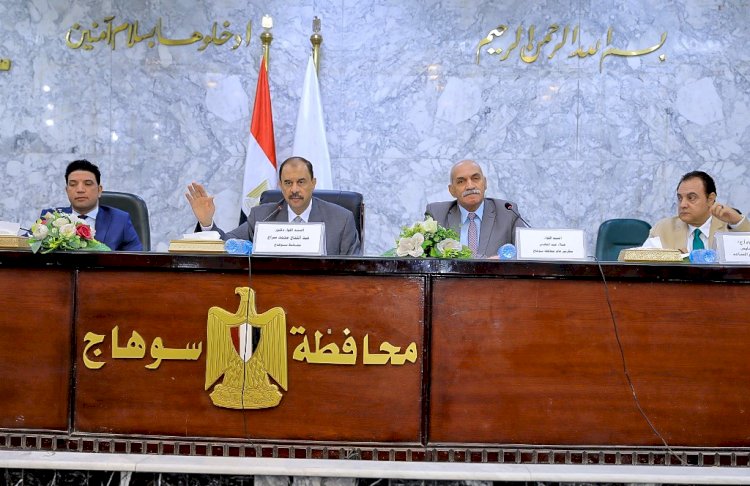 محافظ سوهاج يرأس الاجتماع الدوري مع القيادات التنفيذية