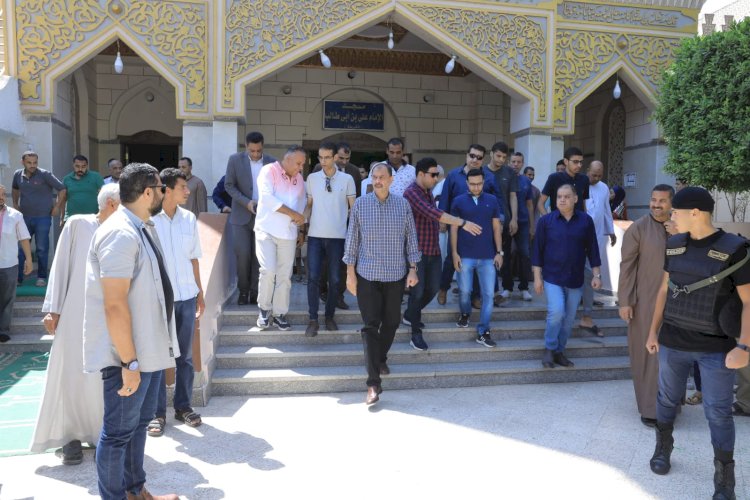 سراج يستمع لمطالب المواطنين بعد صلاة الجمعة بمسجد الشرطة