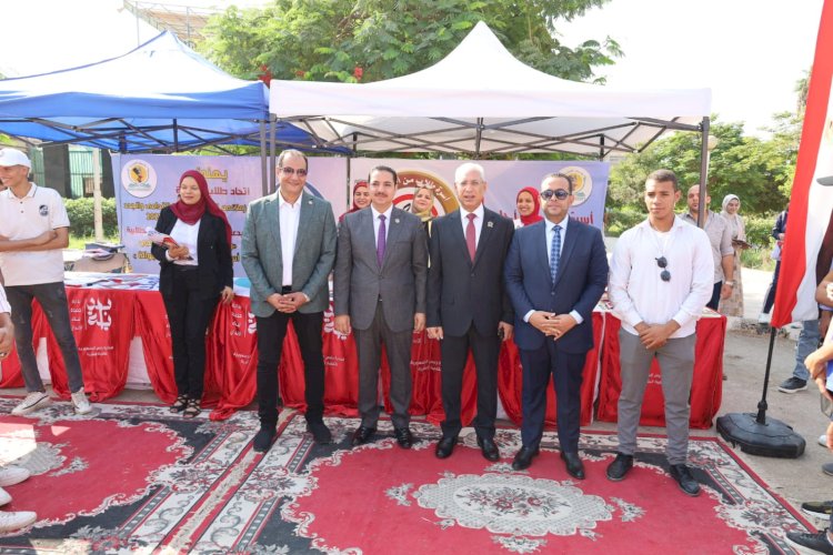 رئيس جامعة المنيا يستقبل طلاب الجامعة الجُدد والقدامى في بداية العام الدراسي