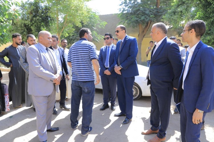 اقالة رئيس قرية تونس ومديري مدرستين بسوهاج