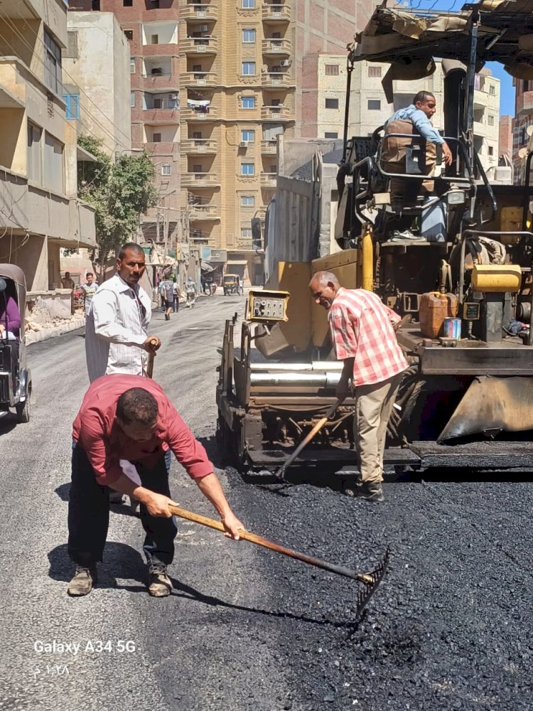 محافظ المنيا يتابع أعمال رصف ورفع كفاءة شوارع مركز العدوة