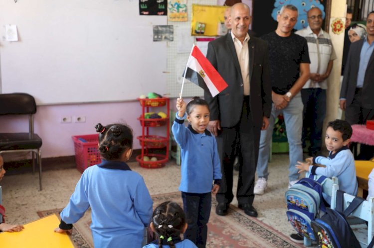 محافظ المنيا وسط طلاب ومعلمى عدد من المدارس: مبادرة " بداية " سيكون أثرها الكبير على الطلاب والمعلمين