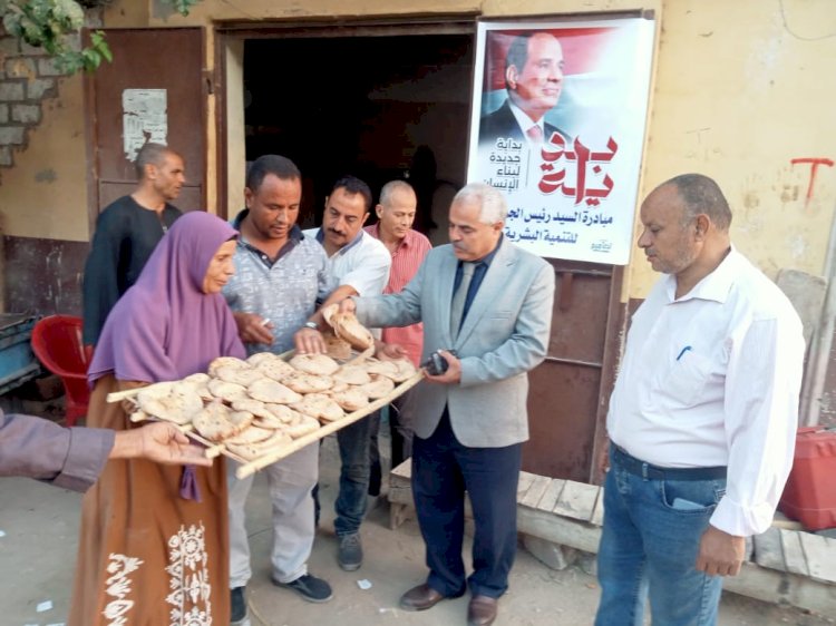 توزيع الخبز مجانًا في قرية تل بني عمران بديرمواس المنيا ضمن مبادرة بداية