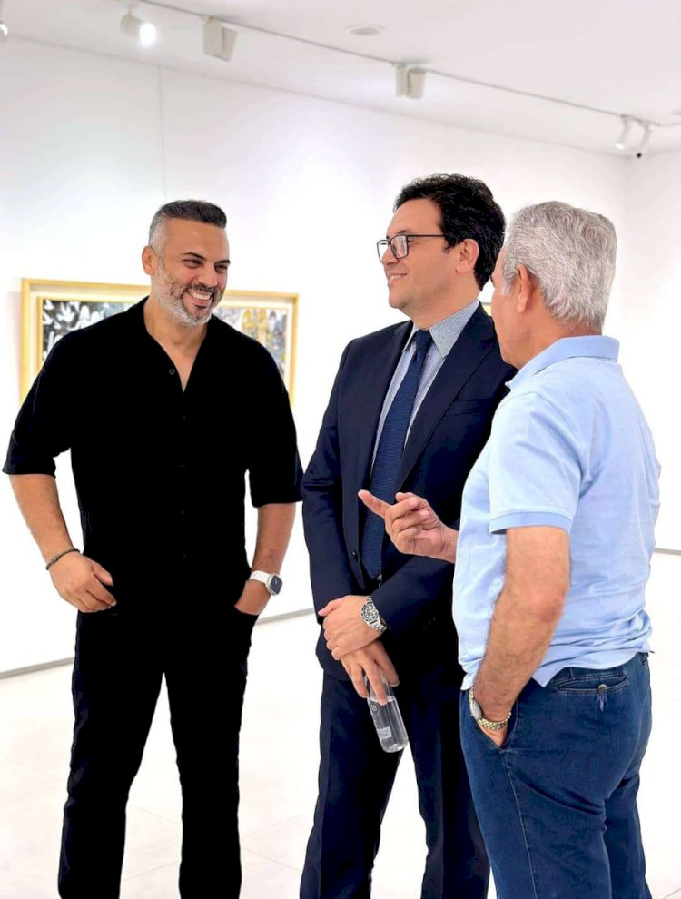 وزير الثقافة يتفقد معرض "حكاية النور" للفنان أحمد فريد ويشيد بأعماله الفنية