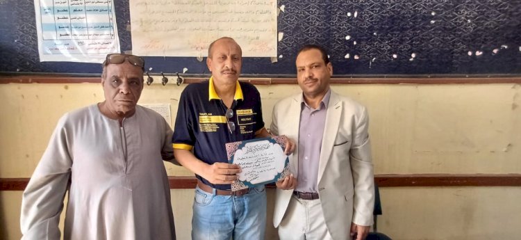 قاصد يوجه بتفعيل مجموعات التقوية والدعم المدرسي ويكرم عدداً من العاملين بمدارس ابوتشت