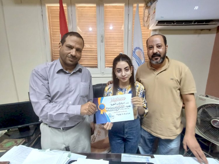 مدير تعليم أبوتشت يكرم مريم الموهوبة في مجال الرسم وإسلام لحسن خلقه