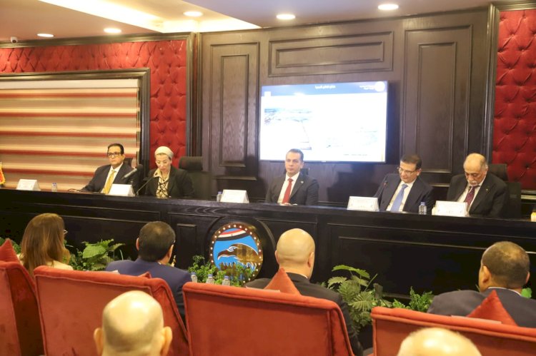 فاروق يحضر جلسة "من أجل بيئة نظيفة"بحزب مستقبل وطن