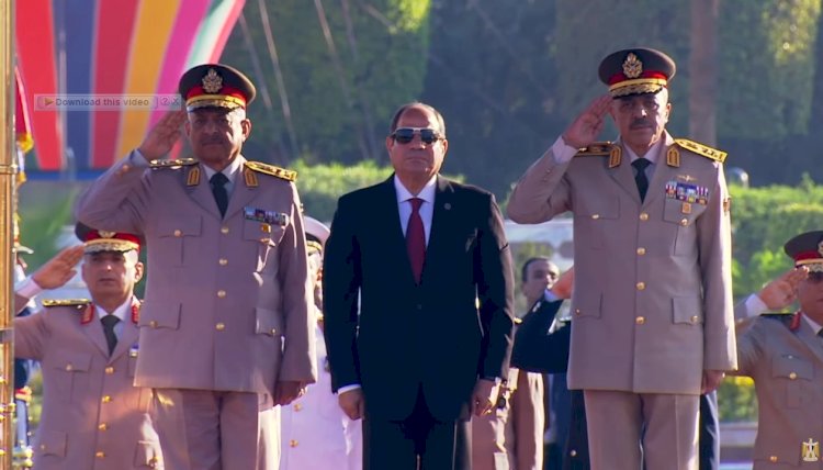 الرئيس السيسي يضع أكاليل الزهور علي قبر الزعيم السادات وعبد الناصر