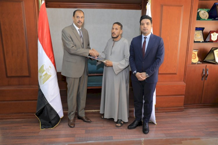 "سراج" يسلم ١٣ عقد لتقنين اراضي املاك الدولة للمواطنين بسوهاج