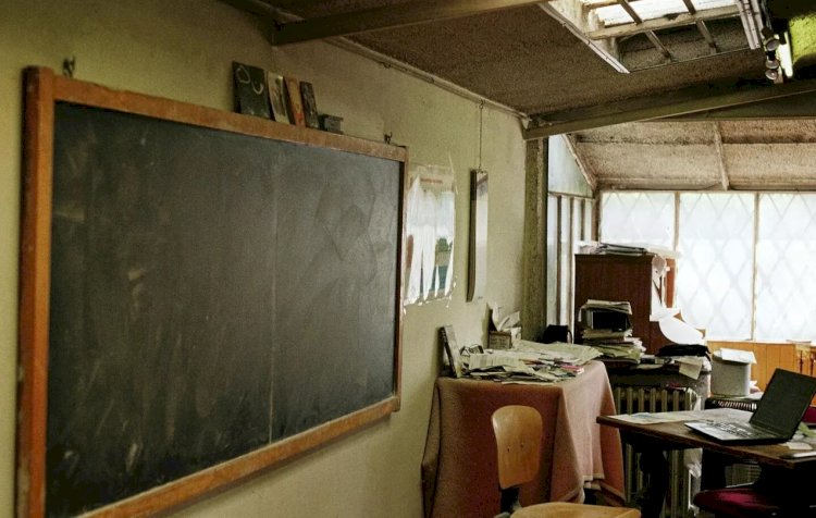 للحزن أسبابه:أشهر مدرس رياضيات في السودان يدرس لفصل بلا تلاميذ