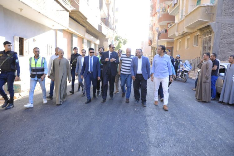 سراج يتفقد اعمال الرصف لتطوير كورنيش اخميم بسوهاج