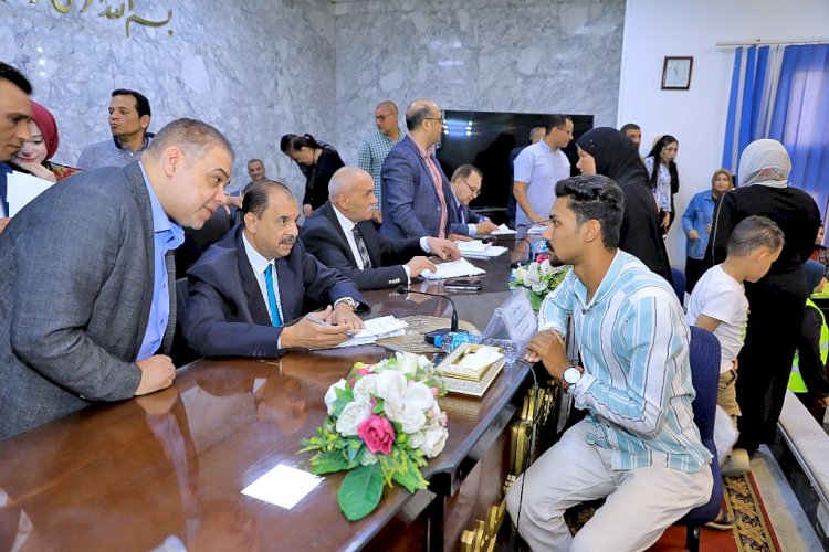 محافظ سوهاج يلتقي ٣٥٠ مواطن لحل مشاكلهم