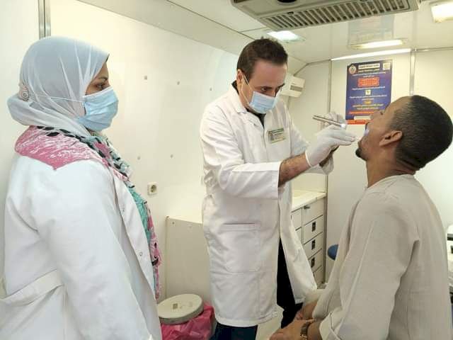 ضمن مبادرة بداية تقديم خدمات طبية لـ 1382 مواطناً خلال قافلة طبية بملوي المنيا