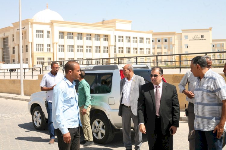 رئيس جامعة جنوب الوادي يناقش التطبيق الالكتروني للموارد البشرية بالجامعة الأهلية