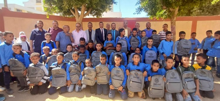 شنط وادوات مدرسية لتكريم العائدين الي المدارس بأبوتشت