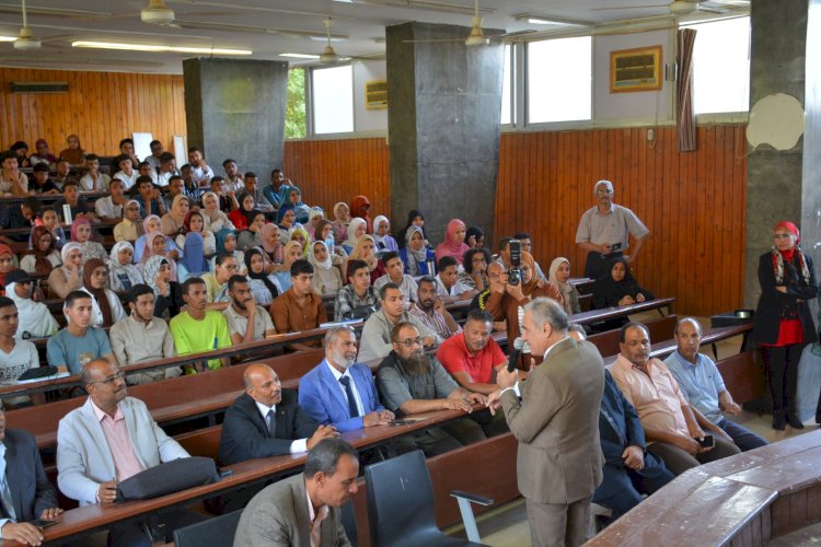 تكريم الطلاب المتفوقين دراسيا بكلية العلوم جامعة أسوان وفق مبادرة بداية