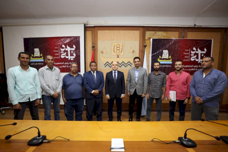 وكيل تعليم كفر الشيخ يكرم موظف لإعادته مبلغ 45 ألف جنيه عقب عثوره عليه