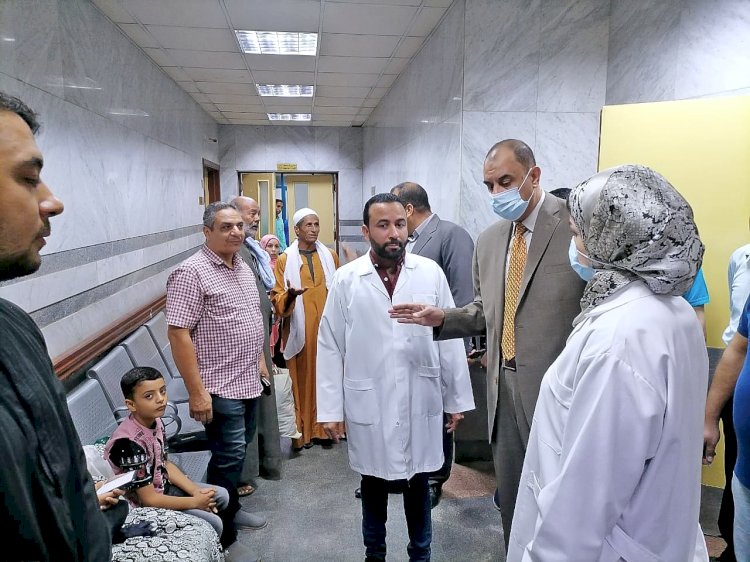 سراج يفاجئ مستشفي الهلال للتأمين الصحي ويتابع الخدمات الطبية المقدمة للمواطنين
