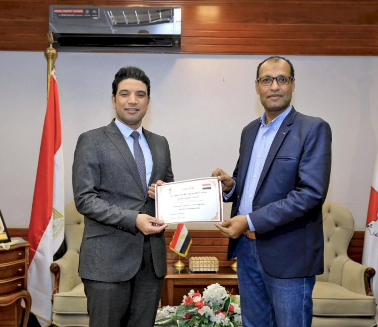 نائب محافظ سوهاج يكرم عضو إدارة الحوكمة بالتنظيم والإدارة