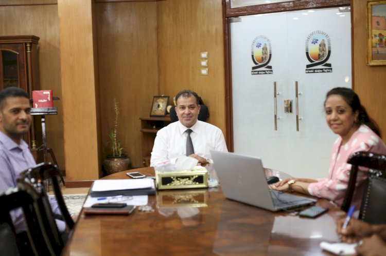 رئيس جامعة جنوب الوادي يعقد اجتماعاً لمتابعة مشروعات تطوير البنية التحتية