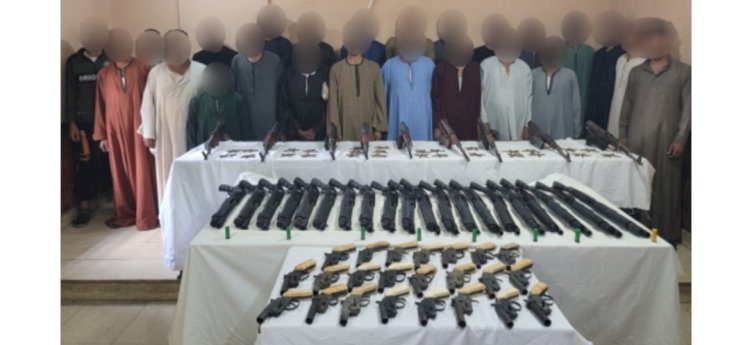 ضبط اسلحة ومخدرات وهاربين من احكام بثلاثة محافظات