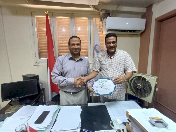 مدير عام التعليم بأبوتشت يكرم رئيس قسم الموهوبين لتفانيه وتميزه في أداء عمله