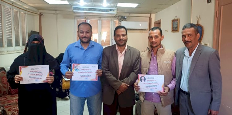 مدير عام تعليم أبوتشت يكرم عددا من العاملين المتميزين بديوان عام الإدارة