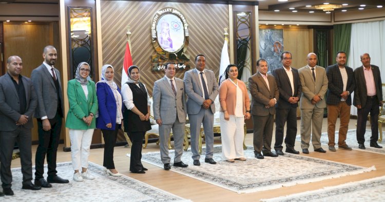 رئيس جامعة جنوب الوادى يستقبل وفد بنك مصر
