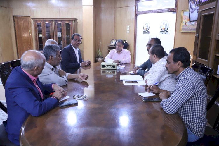 رئيس جامعة جنوب الوادي يعقد اجتماعا مع مندوبي المديرية المالية بالجامعة