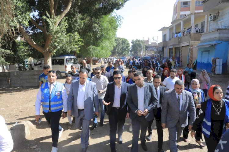 "عبدالهادي"يتفقد القافلة الشاملة بقرية باصونة بسوهاج