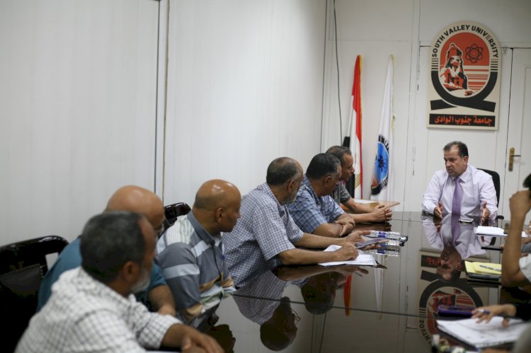 رئيس جامعة جنوب الوادي يعقد اجتماعا لمناقشة الجدول الزمنى لعملية صيانة المستشفى