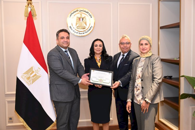 وزيرة التضامن  تتسلم شهادة الهرم الأخضر من المركز القومي لبحوث الإسكان والبناء لإنشاء أول حضانة صديقة للبيئة