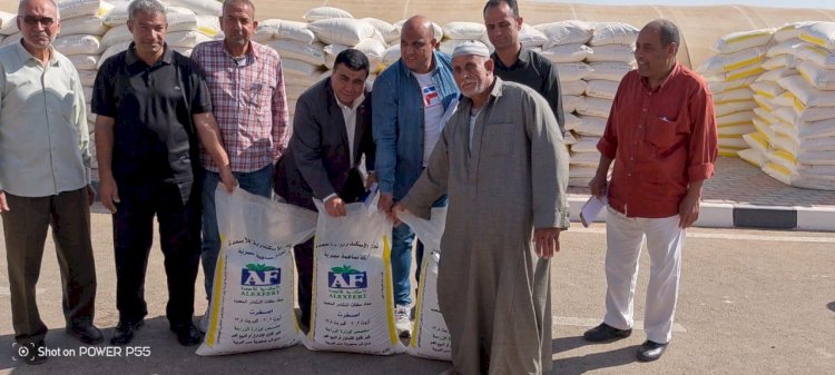 بالصور مزارعي شمال سيناء يستلمون الاسمدة المدعمة لاراضي التجمعات التنموية