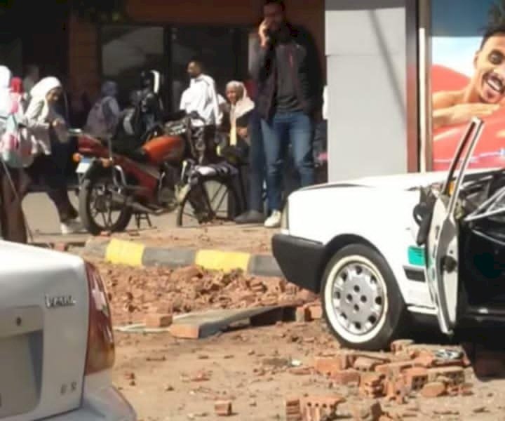 سقوط حائط من الدور الـ11 على المواطنين بالمنيا وإصابة 4 أشخاص