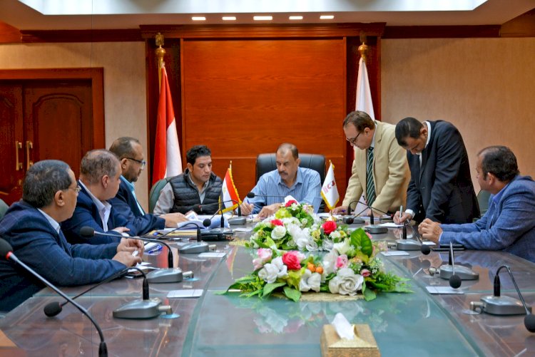 محافظ سوهاج يبحث مشروع توسعات محطة معالجة صرف صحي أولا نصير