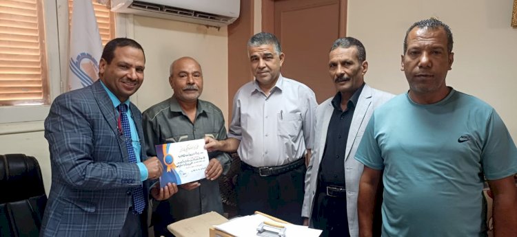 قاصد يكرم نورالدين لتفانيه وتميزه في أداء مهام عمله