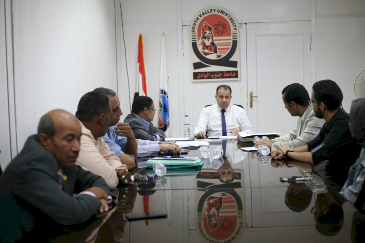 رئيس جامعة جنوب الوادي يناقش مشروع ( رسم الخرائط الدقيقة لمرافق الجامعة)