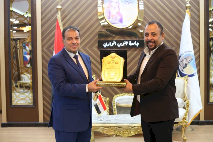 رئيس جامعة جنوب الوادي يتسلم درع مؤتمر الادارة العامة للصيدلة بقنا