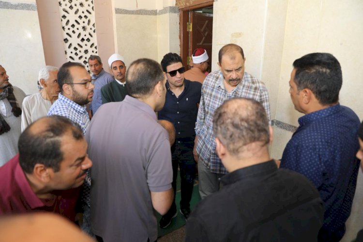 محافظ سوهاج يستمع لمطالب المواطنين بعد صلاة الجمعة بمسجد الشرطة