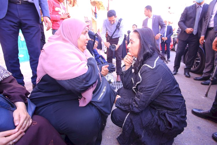 وزيرة التضامن تستمع لشكاوي المواطنين في جولتها المفاجئة للاسكندرية