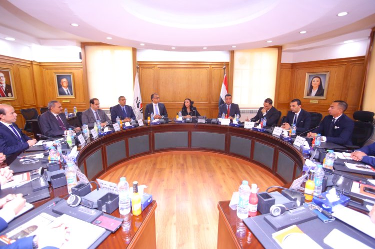 وزيرة التضامن ترأس اجتماعاً مع قيادات بنك ناصر الاجتماعي لمناقشة خطط تطويره