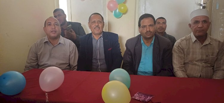 باقات ورد وممر شرفي وبالونات لتكريم شيخ المراجعين بحسابات تعليمية أبوتشت لبلوغه سن التقاعد